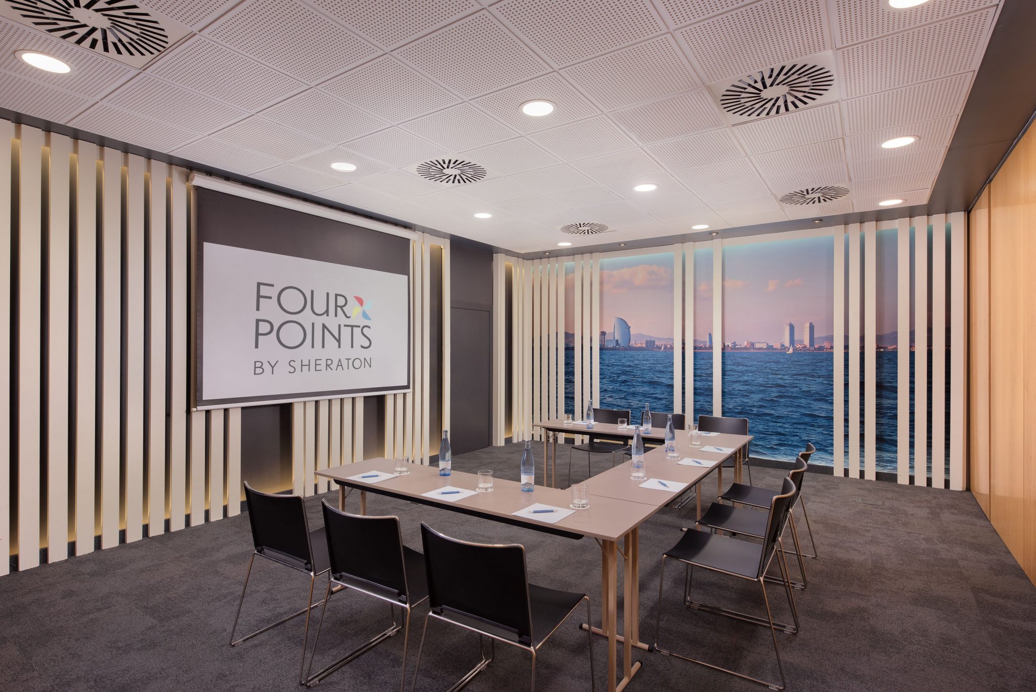 Sala MarU-shape con logo